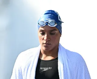 Calor, água poluída e 38h de espera: Ana Marcela fica em 6º nos 10k