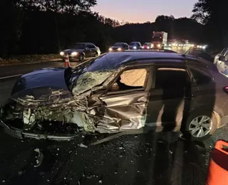Cantor sertanejo sofre acidente e tem carro destruído