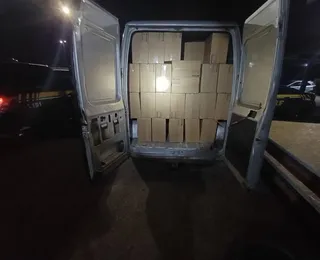 Carga com 130 mil maços de cigarros é aprendida em van na Bahia