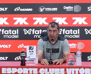 Carille se irrita com jornalista após ser confundido com Carpini