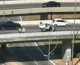 Carro capota em viaduto e trânsito fica lento no Canela
