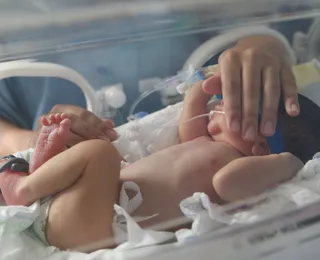 Casal é preso por tentar comprar recém-nascido para mãe pagar agiota
