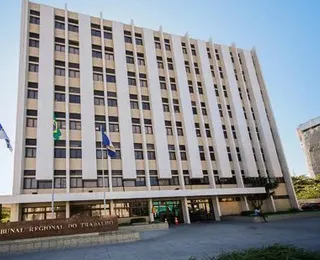 Caso bizarro: funcionário é demitido por lamber orelha de colega