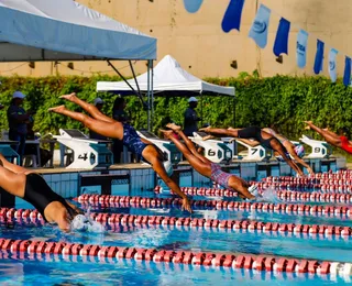 Conheça o Troféu Fita Azul, torneio que reúne netos e avós na piscina