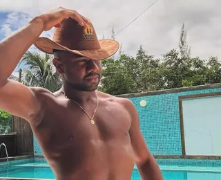 Davi Brito abaixa a calça, fica de sunga e detalhe chama atenção