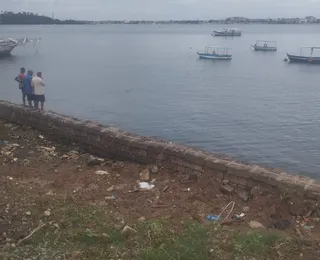 Dois corpos são encontrados boiando em praia no Lobato