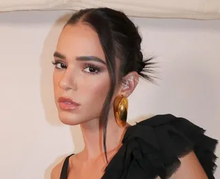 Ex e atual de Bruna Marquezine usam roupas iguais na festa dela