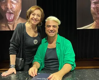 Fause Haten lança livro com presença de amigos e fãs