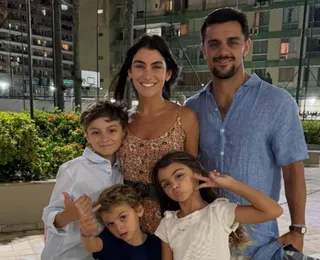 Felipe Simas elogia esposa por dedicação total aos filhos e volta atrás