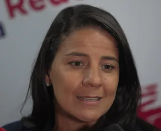 Governo da Bahia lança novo uniforme para estudantes; Rowenna celebra