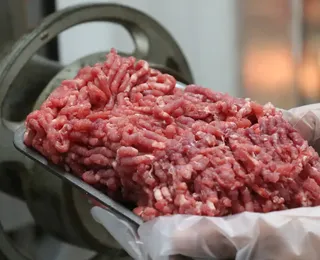 Hambúrguer em risco? EUA dependem do Brasil para carne moída