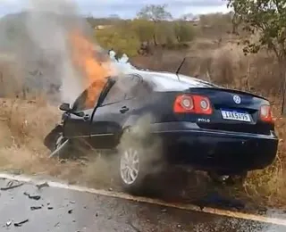 Homem resgata duas pessoas de carro em chamas após colisão na Bahia