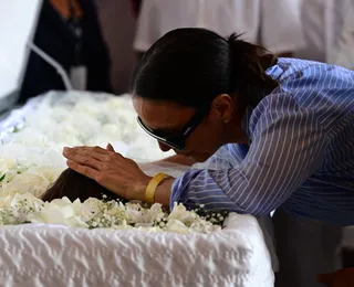 Ivete Sangalo 'conversa' com Preta Gil em momento íntimo no velório