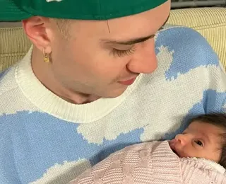Léo Picon anuncia ser pai após postar foto com bebê no colo