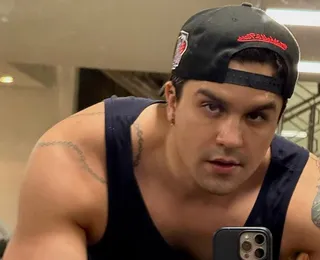 Luan Santana tenta comer calcinha em show e web reage