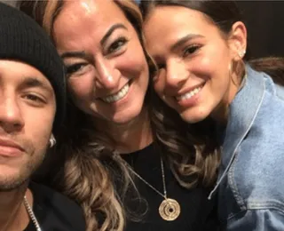 Mãe de Neymar reage a post de cantor com Bruna Marquezine