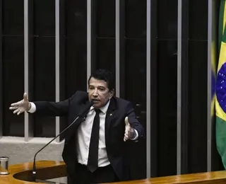 Magno Malta se acorrenta à mesa do Senado e protesta: "Só saio daqui morto"