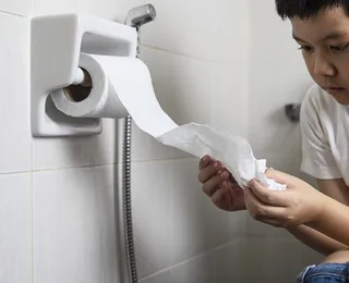 Mito ou verdade: papel higiênico deve ir no vaso sanitário ou no lixo?