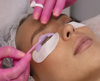 Moda de cortar cílios preocupa especialistas e pode afetar saúde ocular