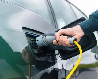 Nova bateria carrega carro elétrico em até 10 minutos