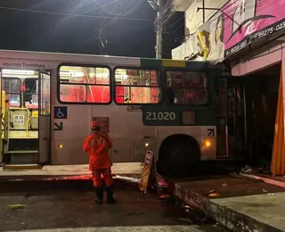 Ônibus bate em prédio e deixa 12 feridos em Salvador; veja vídeo