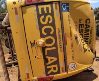 Ônibus escolar que levava equipe de futebol sofre acidente na Bahia