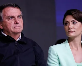 Operação contra Bolsonaro: Michelle posta salmo e Flávio fala em "humilhação"