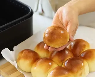 Pão quentinho em 15 minutos: receita na air fryer viraliza pela facilidade