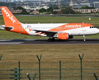 Passageiro em surto tenta invadir cabine e avião da EasyJet retorna a Lyon