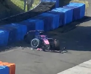 Piloto da Fórmula 1 sofre acidente grave e destrói carro da equipe