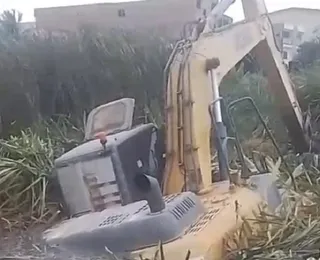 Prefeitura de Seabra é acusada de crime ambiental após escavadeira afundar