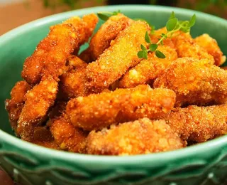 Sem farinha: frango empanado sem glúten é feito de forma rápida