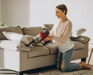 Sofá limpo: os cuidados para proteger sua família da sujeira invisível