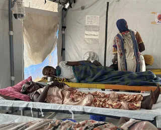 Surto mortal de cólera se espalha em meio à guerra e chuva intensa