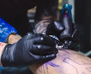 Tatuar com dor ou com segurança? Proibição de anestesia gera debate