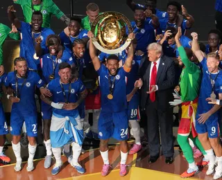 Trump é criticado por invadir festa do título do Chelsea; veja video