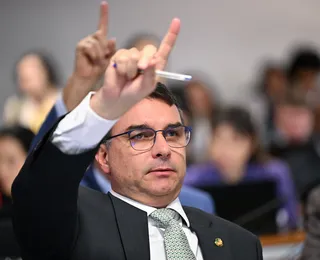 Trump pode lançar bombas atômicas no Brasil, diz Flávio Bolsonaro