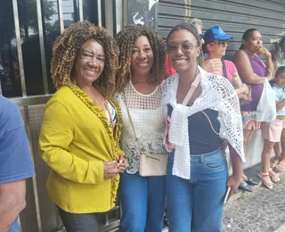 Turistas prestigiam o desfile da Independência do Brasil em Salvador