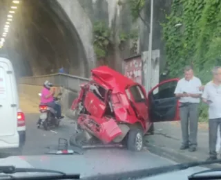 VÍDEO: Carro fica destruído após acidente com ônibus em Pirajá