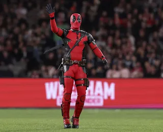 VÍDEO: Deadpool aparece em amistoso de futebol e rouba a cena