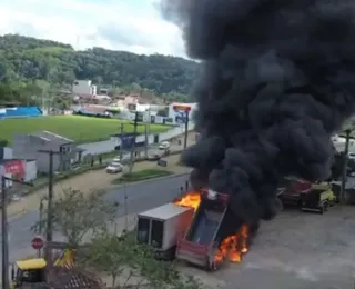 Vídeo: caminhão atinge fio de alta tensão e pega fogo na Bahia
