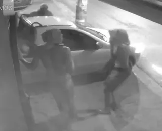 Vídeo: criminosos arrombam loja com carro e levam celulares em 1 minuto