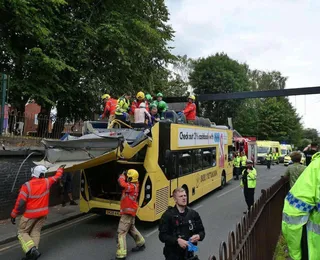 Vídeo: teto de ônibus de dois andares é arrancado ao colidir com ponte