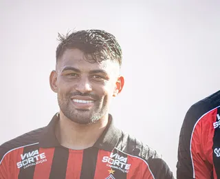 Vitória oficializa renovação de contrato do volante Ronald