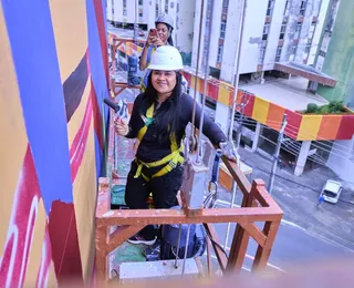Yacunã Tuxá assina maior arte vertical de Salvador em homenagem às mulheres indígenas