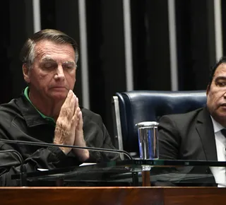 Bolsonaro chora e pede orações por ele durante sessão no Senado - Imagem