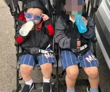 Bebê morre após ser deixado dentro de carro enquanto mãe fazia SPA - Imagem