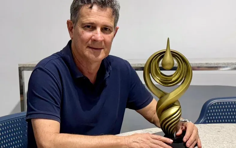 André Moreno assina troféu do Prêmio FIEB Indústria Baiana Sustentável - Imagem