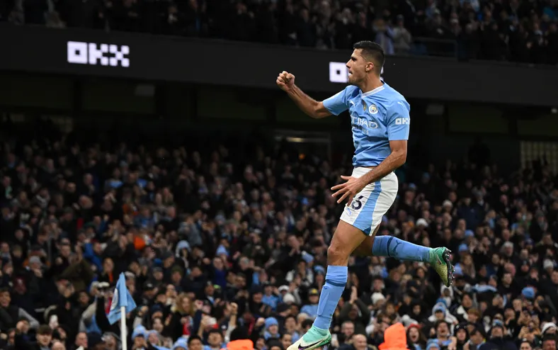Rodri na reserva e clássicos agitam futebol brasileiro e europeu - Imagem
