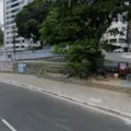 Acidente deixa caminhão tombado e carro pendurado na Vasco da Gama imagem